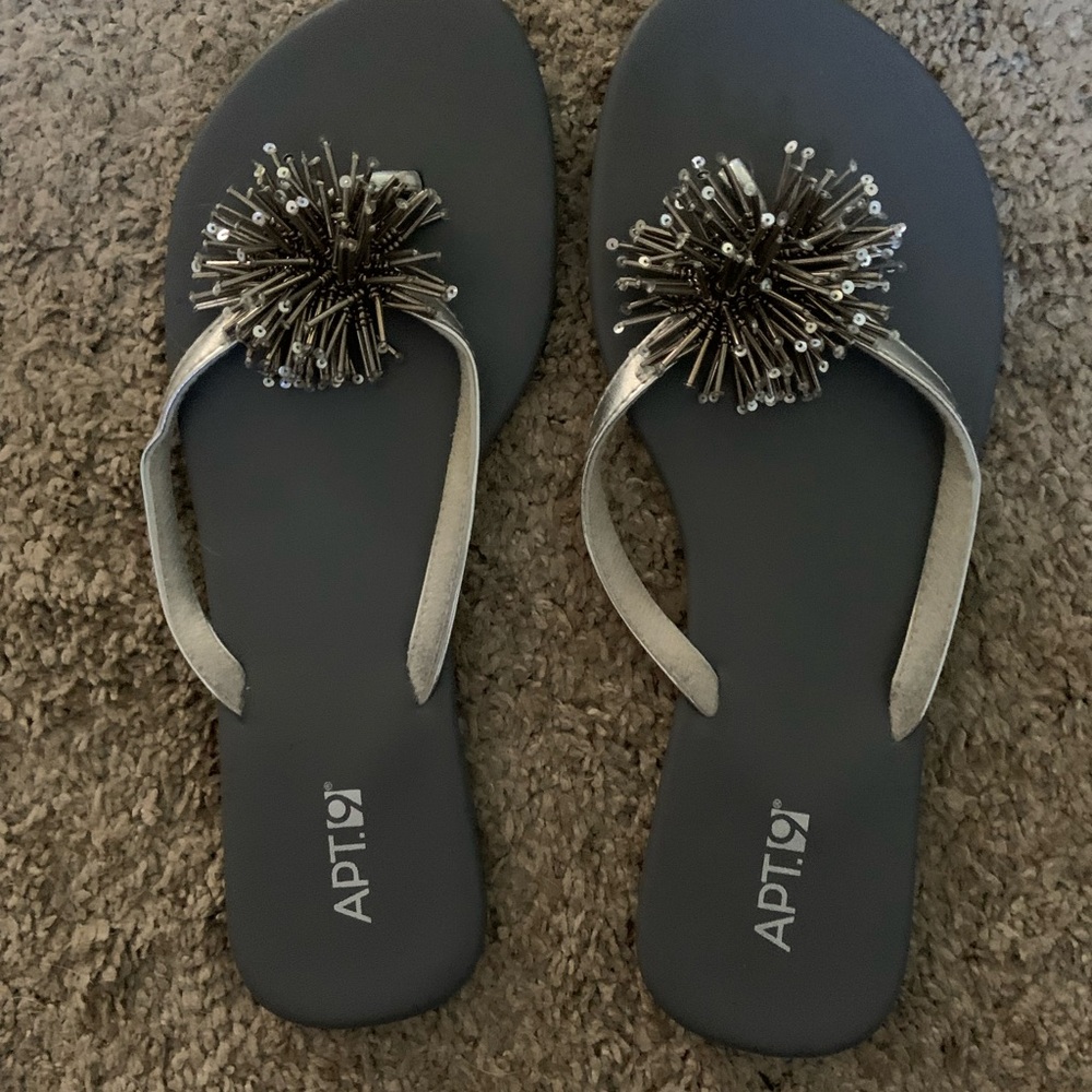 Apt. 9 Ladies Size 8 Dark Gray Flip FlopsWith Silver  Pom-Poms